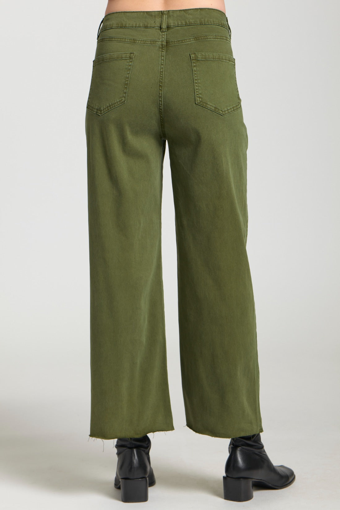 Wide Leg Crop w/Raw Edge Hem Jean