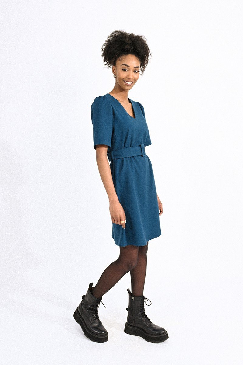 Mini dress with removable belt to tie, V-neck, short balloon sleeves.