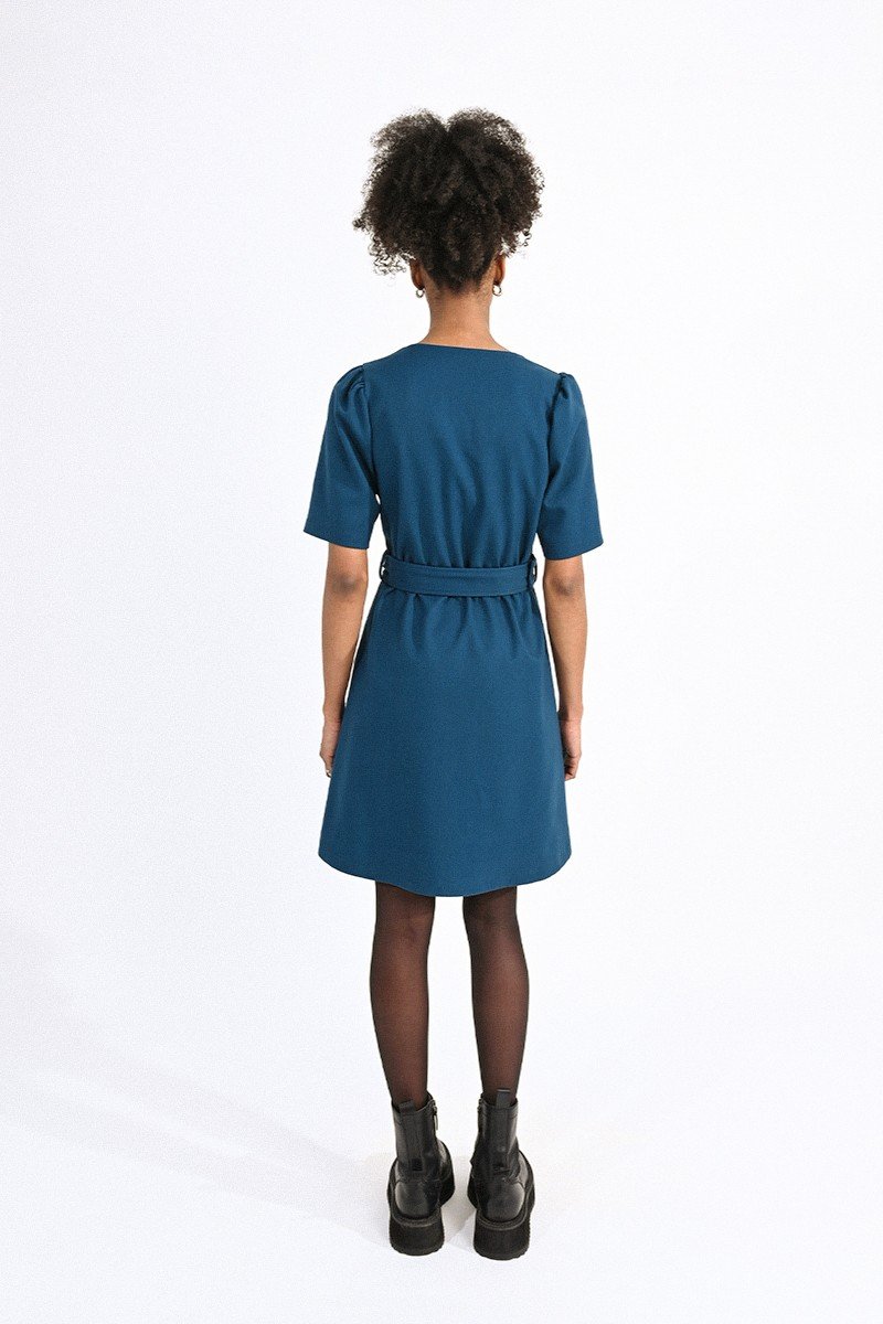Mini dress with removable belt to tie, V-neck, short balloon sleeves.