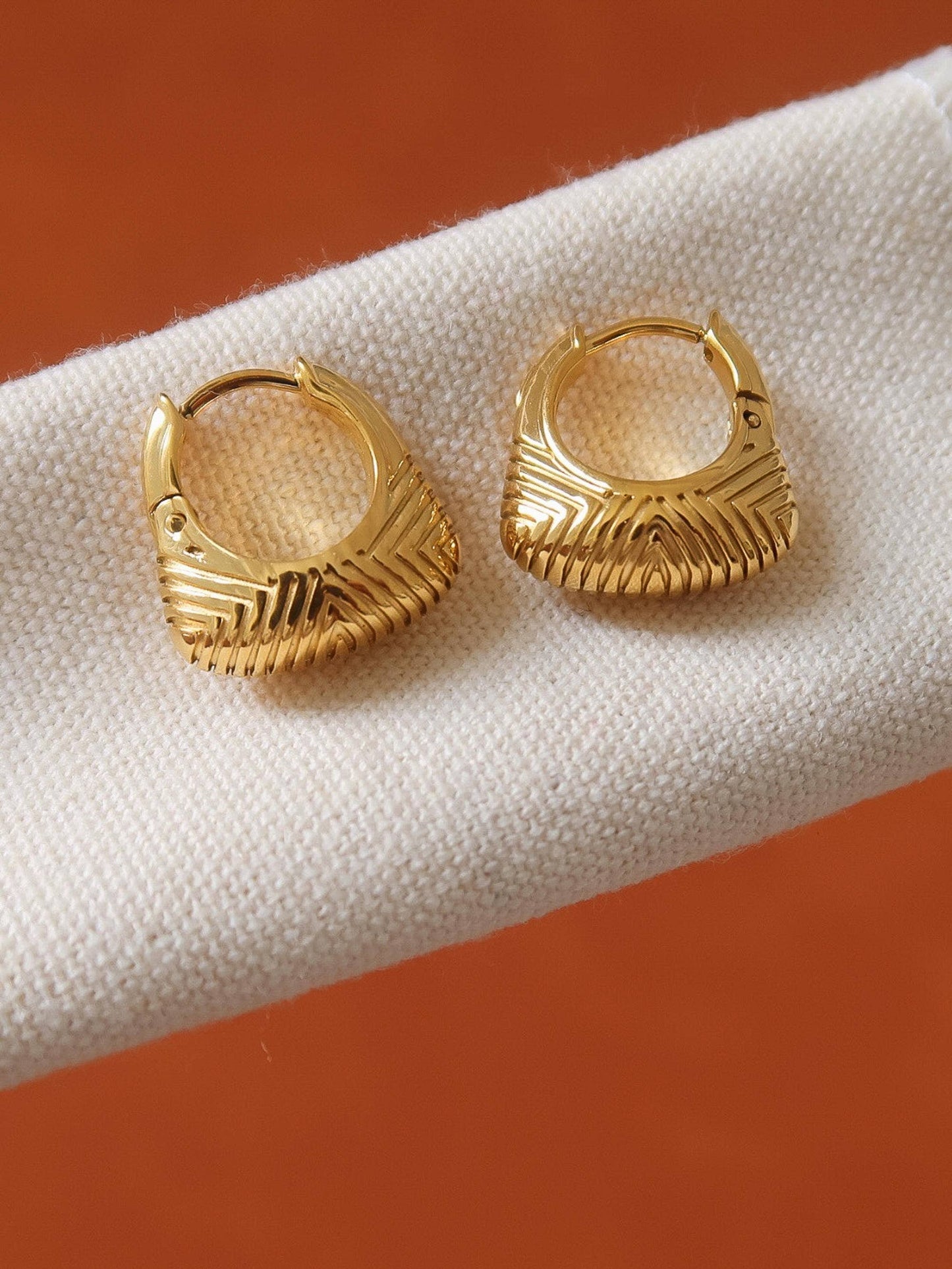 Prisme 18K Gold Non-Tarnish Textured Hoop Earrings: Silver