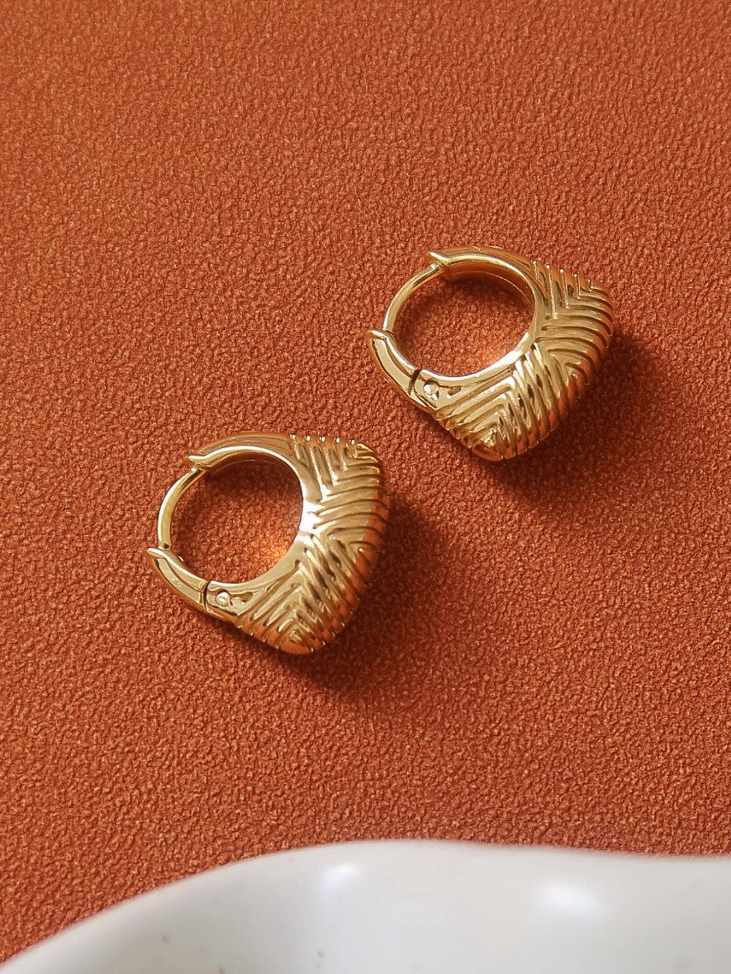 Prisme 18K Gold Non-Tarnish Textured Hoop Earrings: Silver