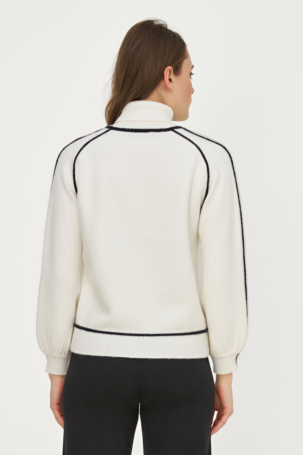 Mock Sweater w Black Contrast