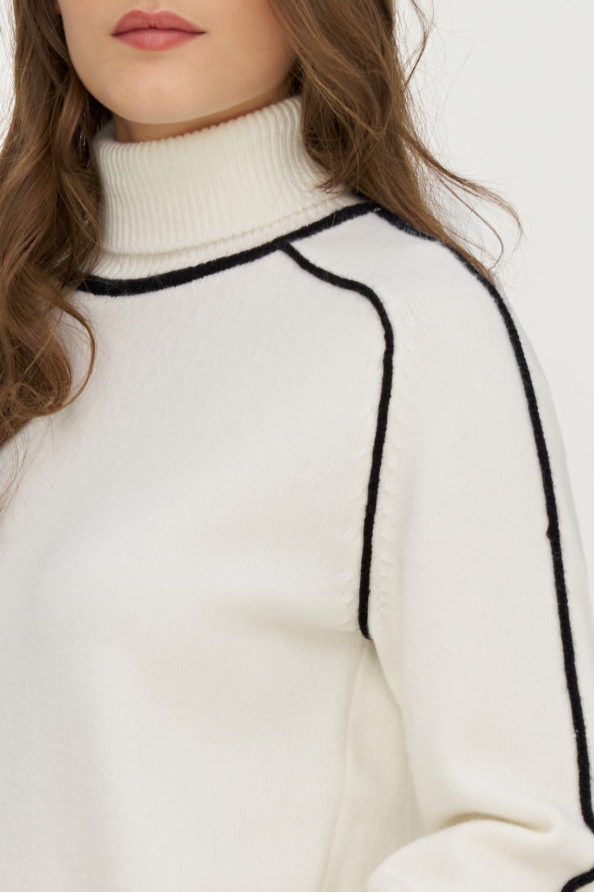 Mock Sweater w Black Contrast