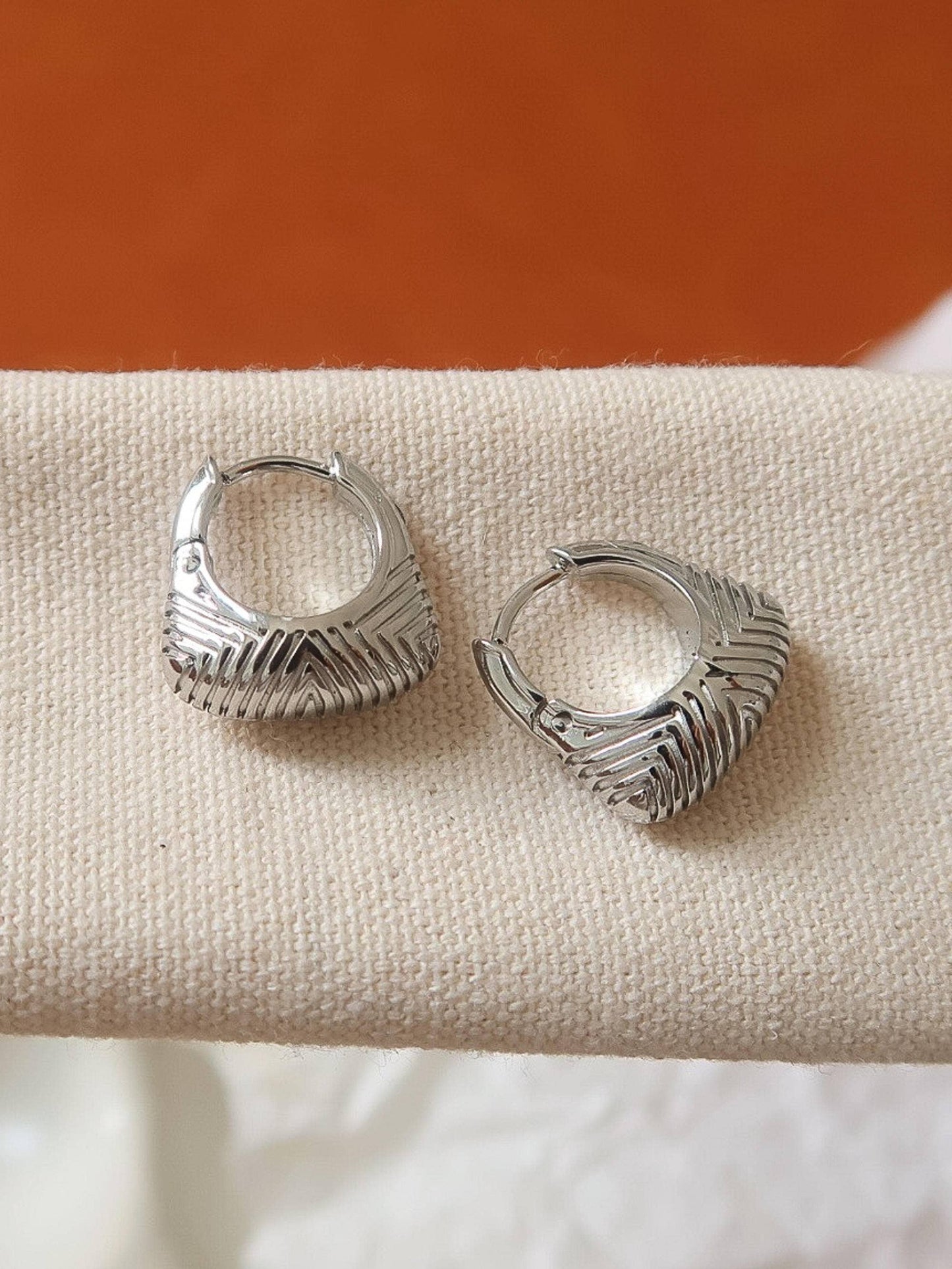 Prisme 18K Gold Non-Tarnish Textured Hoop Earrings: Silver