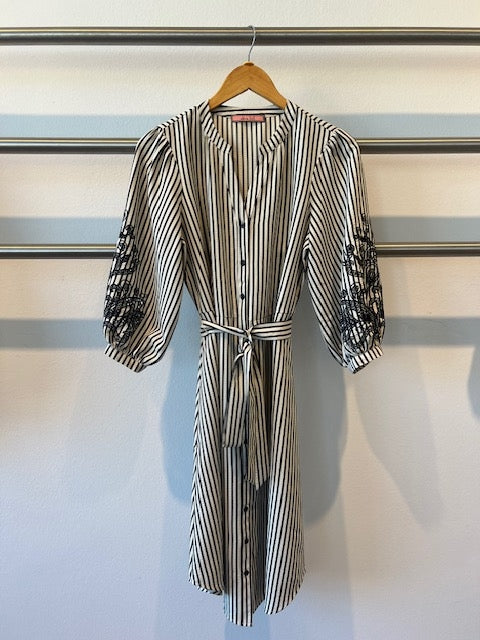 Emb. Peasant Blk/Wht Dress