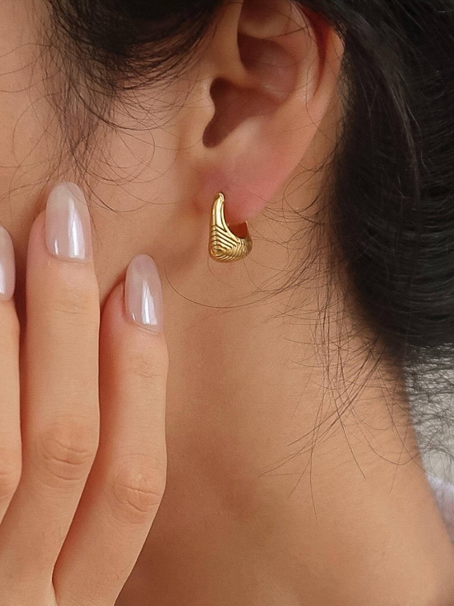 Prisme 18K Gold Non-Tarnish Textured Hoop Earrings: Silver