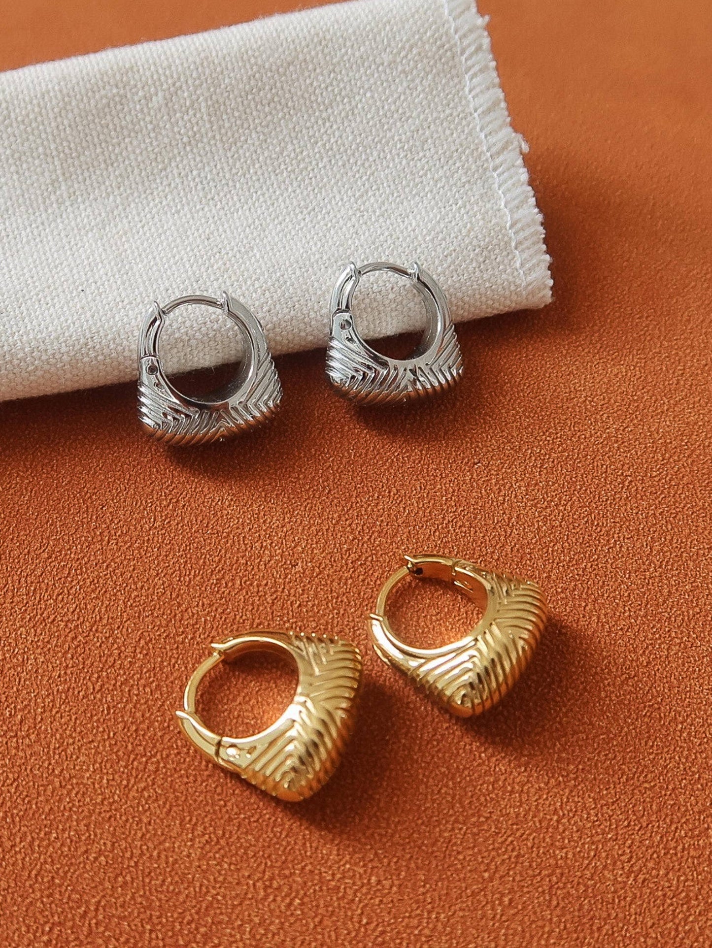 Prisme 18K Gold Non-Tarnish Textured Hoop Earrings: Silver